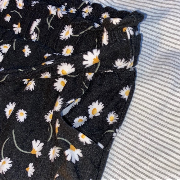 Paper bag shorts - Picture 2 of 4